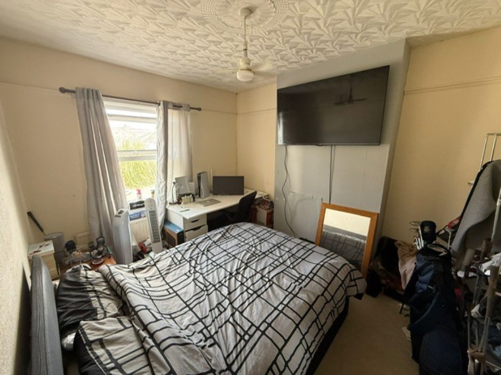 Lot: 111 - FREEHOLD TOWN CENTRE PUBLIC HOUSE WITH TWO-BEDROOM FLAT AND GARDENS - One of the Bedrooms